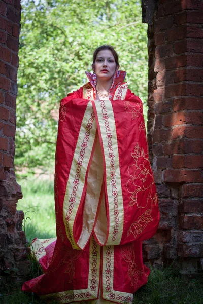 Vacker Ung Kvinna Traditionell Kostym — Stockfoto