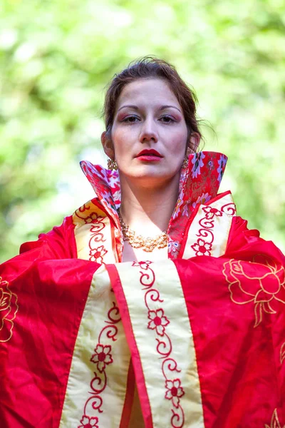 Retrato Una Guapa Chica Vestida Con Trajes Tradicionales Ukrasianos — Foto de Stock