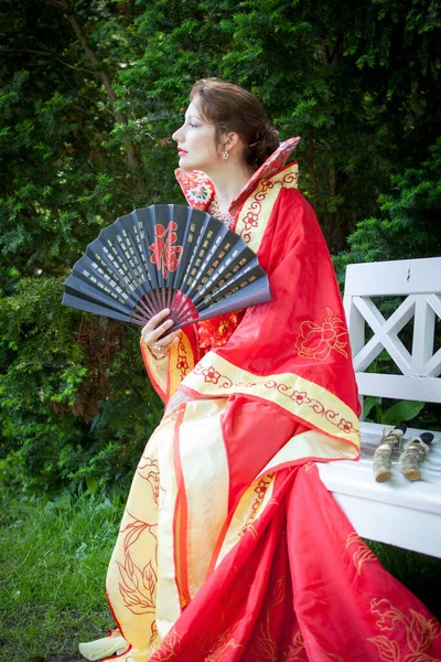 穿着日本传统服装的年轻女子 — 图库照片