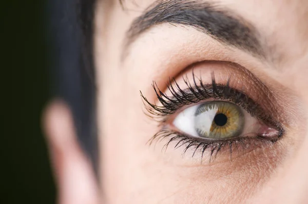 Vista Frontal Del Ojo Derecho Una Mujer Pelo Negro Mediana — Foto de Stock