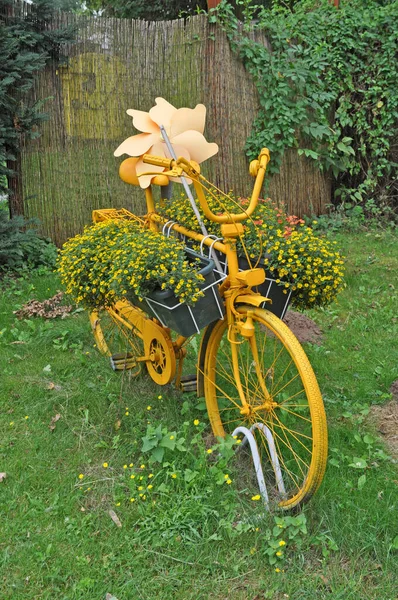 花の装飾と黄色の自転車 — ストック写真