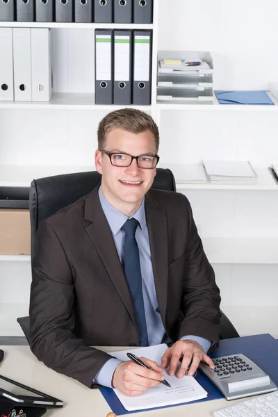 Jungunternehmer Sitzt Seinem Schreibtisch Büro Und Schreibt Einen Ordner Mann — Stockfoto