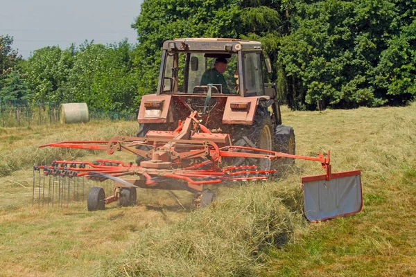 Giro Schwader Trekker Bij Heuernte — Stockfoto