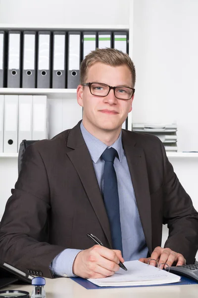 Jungunternehmer Sitzt Seinem Schreibtisch Büro Und Schreibt Einen Ordner Hintergrund — Stockfoto