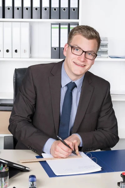 Ein Junger Geschäftsmann Mit Brille Sitzt Seinem Schreibtisch Büro Und — Stockfoto