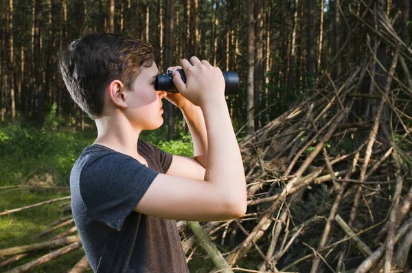 Widok Boku Głowy Ramienia Letniego Nastolatka Patrzącego Przez Lornetkę Lesie — Zdjęcie stockowe