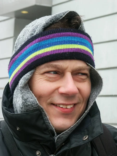 一个头戴围巾 头戴头巾 身穿冬衣 面带微笑的男人的画像 — 图库照片