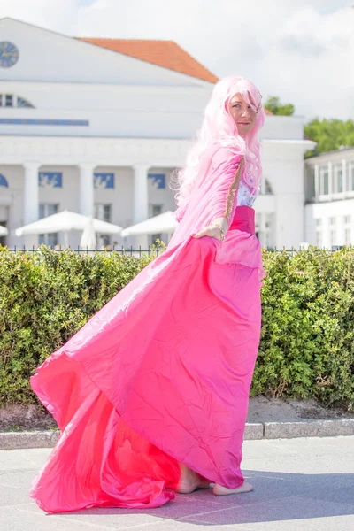 Όμορφο Κορίτσι Ένα Ροζ Φόρεμα Ένα Πέπλο Στο Δρόμο — Φωτογραφία Αρχείου