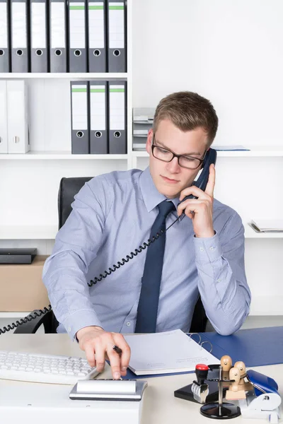 Ung Affärsman Med Glasögon Sitter Vid Sitt Skrivbord Kontoret Och — Stockfoto