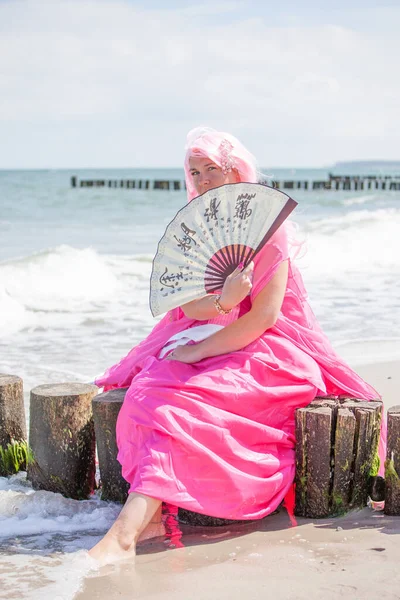Ragazza Abito Rosa Con Una Maschera Sulla Spiaggia — Foto Stock