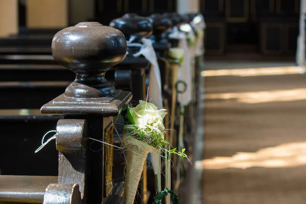 Blomma Dekoration Vid Kyrkan Bröllop Ceremoni — Stockfoto