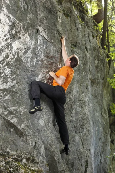Young Man Climbing Cliff — Stock Photo, Image