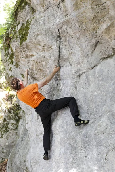 Hombre Joven Que Sube Precipicio — Foto de Stock