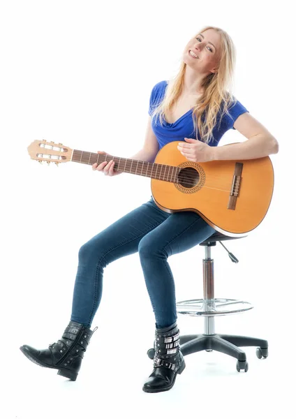Blonde Fille Joue Sur Une Guitare — Photo