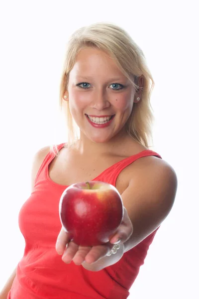 Sarışın Kadın Kırmızı Bir Elma Tutuyor — Stok fotoğraf