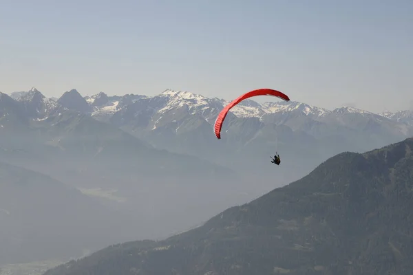 Parapente Voando Nas Montanhas — Fotografia de Stock