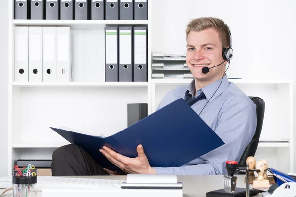 Unge Leende Affärsman Med Ett Headset Sitter Kontoret Och Håller — Stockfoto