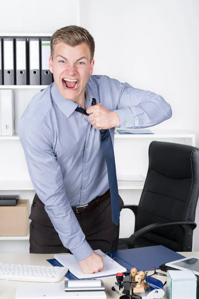 Fiatal Dühös Üzletember Áll Asztalnál Irodában Sikoltozik Könnyeket Csap Nyakkendőjébe — Stock Fotó