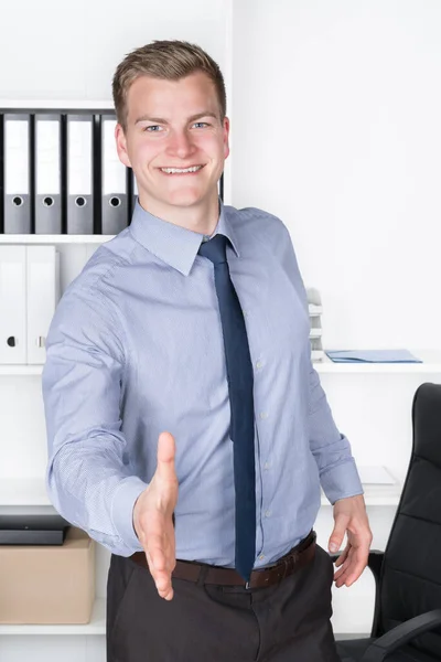 Молодий Усміхнений Бізнесмен Стоїть Офісі Передає Руку Бік Камери Щоб — стокове фото