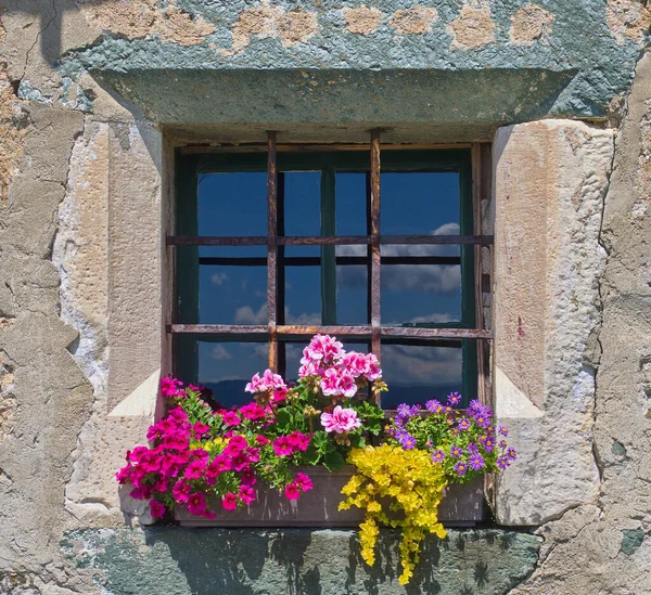 Decoración Flores Frente Vieja Ventana Piedra — Foto de Stock