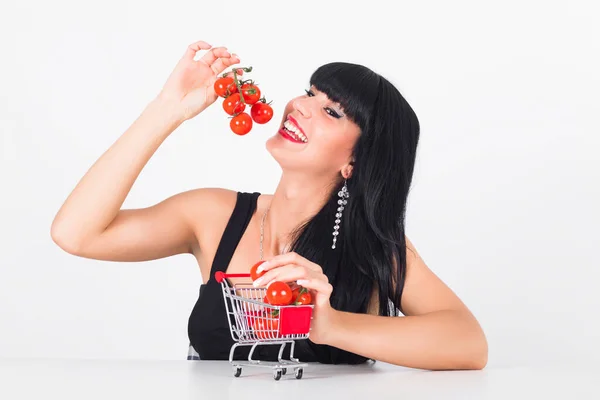 Mujer Joven Con Tomates Carrito Compra Huevos Prueba Las Frutas — Foto de Stock