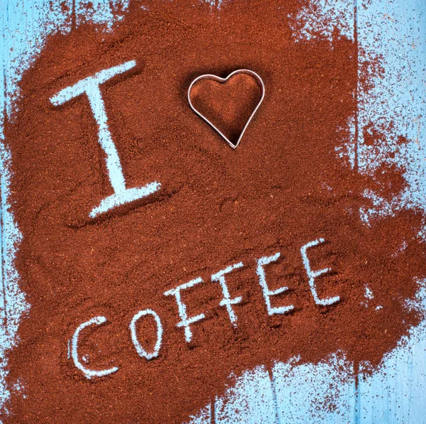 地上の心臓の形をしたコーヒー豆は — ストック写真