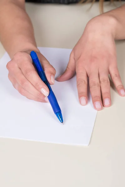 Une Femme Pointe Document Sur Bureau Avec Stylo Bille Bleu — Photo