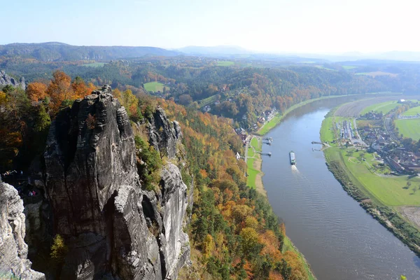 Bastei Basteifelsen Elbe Elbtal Folyó Hajó Teherhajó Szikla Szikla Hegymászó — Stock Fotó