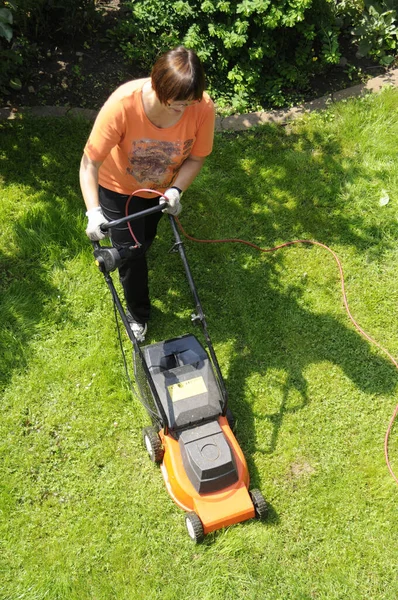 Rasen Rasenmähen Rennfahren Rasenmähen Rasenmähen Rasenmähen Rasenmähen Rasenmähen Rasen Garten — Stockfoto