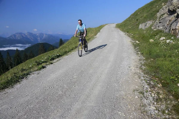 Jeune Femme Vélo Dans Les Montagnes — Photo