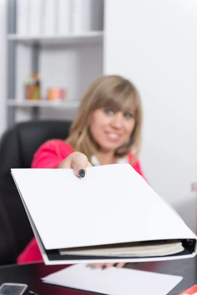 Een Vrouw Zit Aan Haar Bureau Het Kantoor Geeft Een — Stockfoto