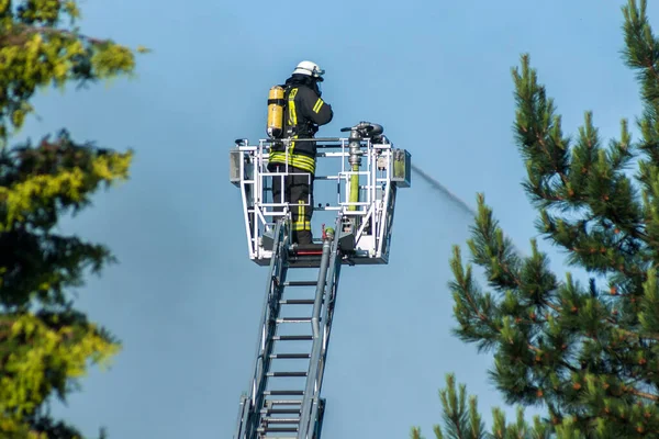 Пожарный Тушит Огонь Большой Лестницы — стоковое фото