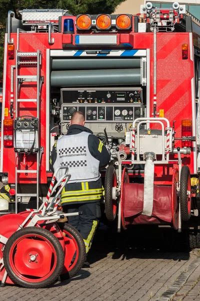 Пожежник Від Респіраторного Захисту Перед Його Службовою Машиною — стокове фото