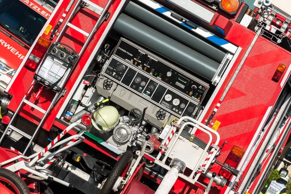Dietro Camion Dei Pompieri Con Dispositivi Protezione Respiratoria Obliquo — Foto Stock
