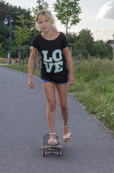Νεαρή Γυναίκα Ένα Κοντό Μαύρο Φόρεμα Ένα Skateboard — Φωτογραφία Αρχείου