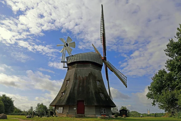 Malerischer Blick Auf Die Landschaft Mit Windmühlenbau — Stockfoto