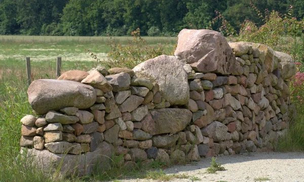 Eine Große Steinmauer Mit Einem Kleinen Schloss — Stockfoto