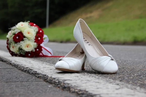 新娘的鞋子和街上的新娘街 — 图库照片
