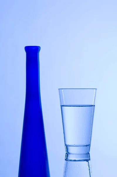 Vízüveg Kék Palackkal — Stock Fotó