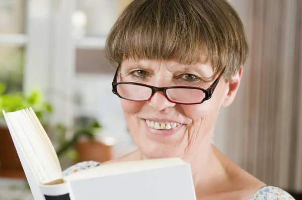 Retrato Interior Cabeza Hombro Una Anciana Con Gafas Lectura Libro — Foto de Stock
