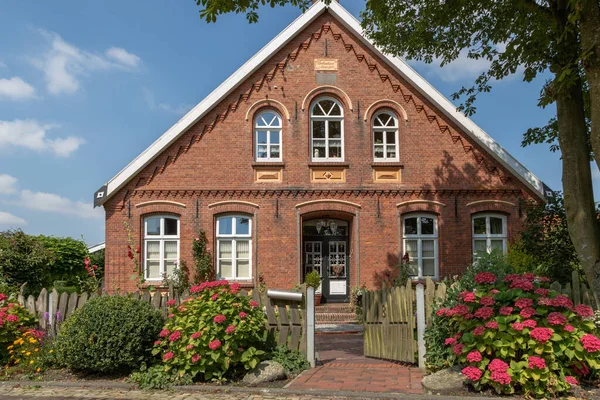 Hus Med Trädgård Fram — Stockfoto