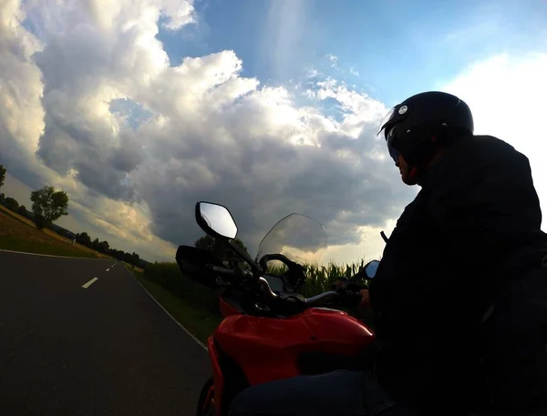 Мотоцикліст Їде Грозових Хмарах — стокове фото
