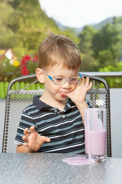 Niño Kleiner Con Bebida Derramada — Foto de Stock