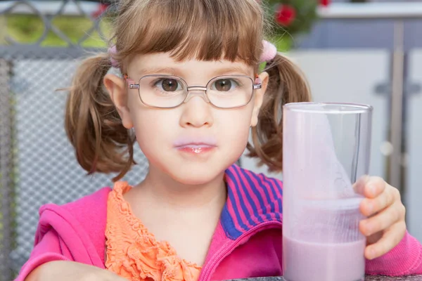 Kleines Mädchen Genießt Seinen Milchshake — Stockfoto