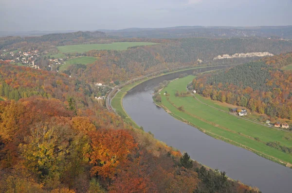 Elbsandsteingebirge Herbst Elbe Elbsandstein Sächsische Schweiz Sachsen Deutschland Landschaft Fluss — Stockfoto