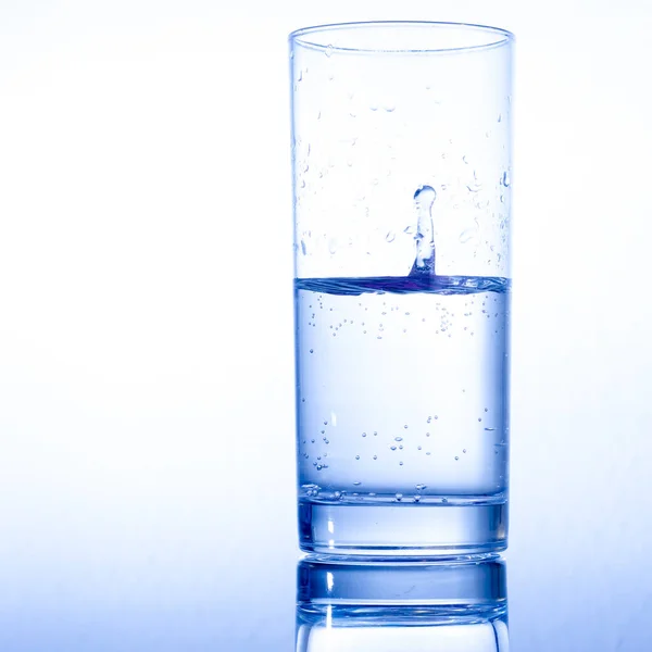 Glas Wasser Mit Eiswürfeln Auf Weißem Hintergrund — Stockfoto