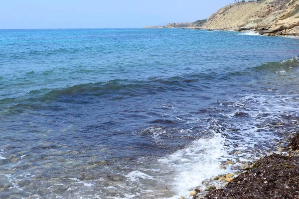 Камни Пляже Голубая Морская Вода Costa Blanca — стоковое фото