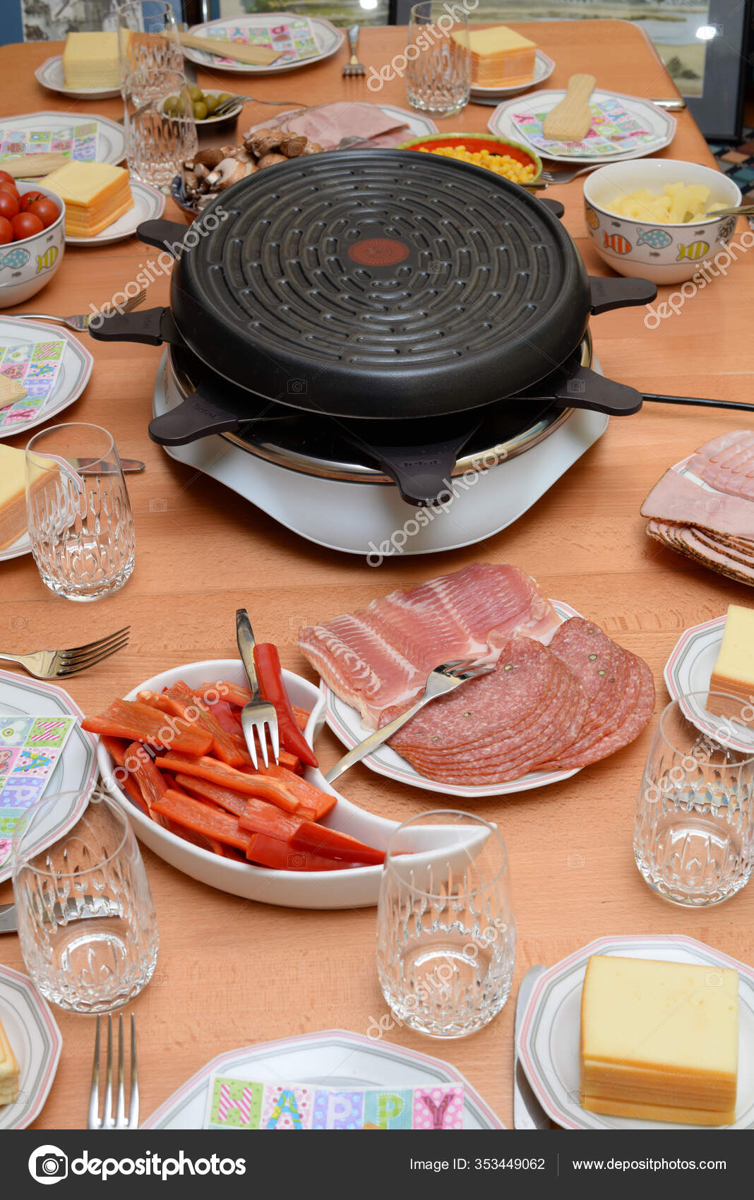 Nest Roos voedsel Raclette Table Covered Laid Table Food Food Raclette Grill Teller Stock  Photo by ©PantherMediaSeller 353449062