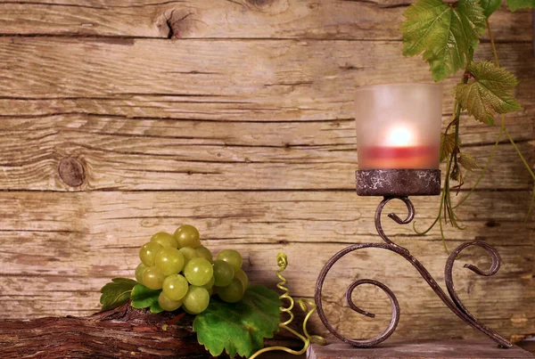 Posiadacz Świecy Liśćmi Winorośli Winogronami — Zdjęcie stockowe