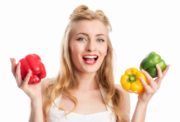 Eine Frau Sommerkleid Hält Verschiedene Paprika Der Hand — Stockfoto